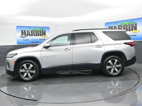 Used 2022 Chevrolet Traverse LT w/ LT Premium Package FWD image 2