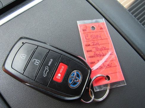 Used 2024 Toyota Highlander XSE FWD image 13