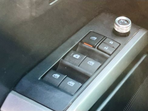 Used 2020 Toyota Tacoma SR5 RWD image 18