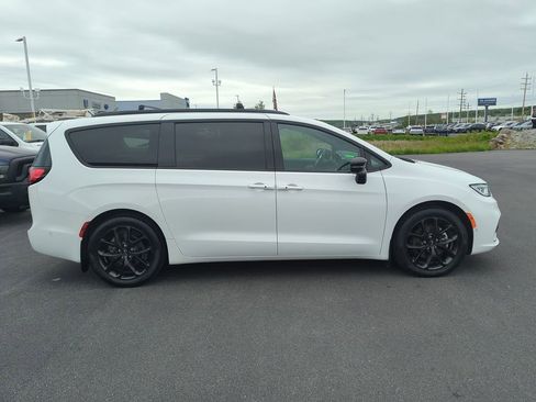 Used 2024 Chrysler Pacifica Touring-L w/ S Appearance Package FWD image 9