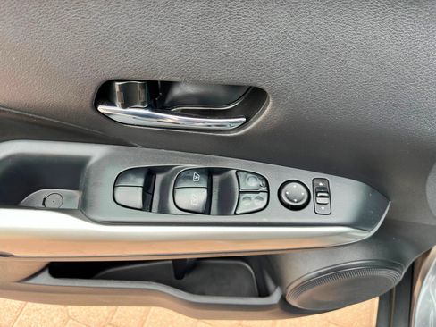 Used 2019 Nissan Kicks SR w/ SR Premium Package FWD image 19
