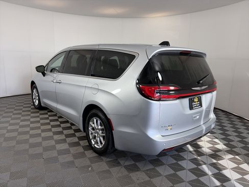 Used 2024 Chrysler Pacifica Touring-L image 9