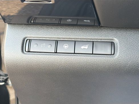 Used 2023 Nissan Pathfinder SV w/ SV Premium Package image 36