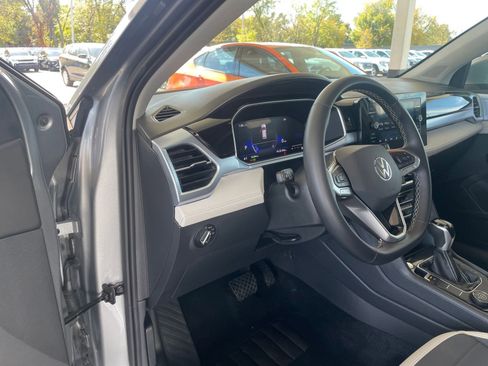 Used 2025 Volkswagen Taos SE image 34