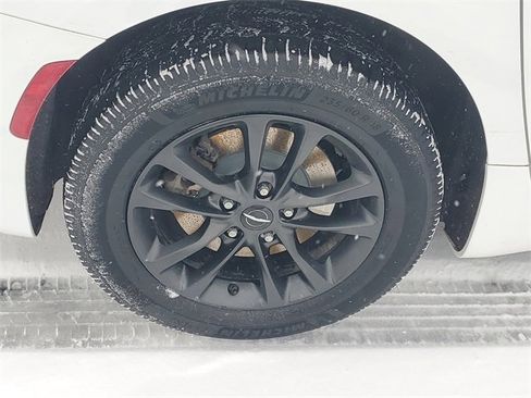 Used 2020 Chrysler Pacifica Touring-L image 5