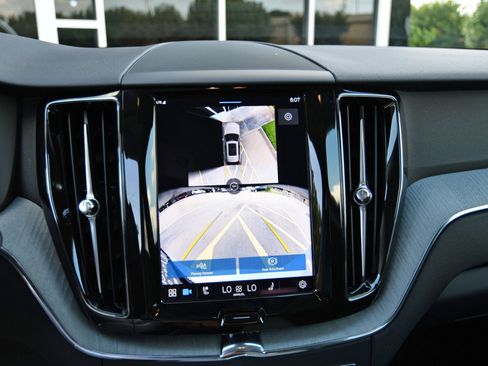 Used 2025 Volvo XC60 B5 Plus image 23