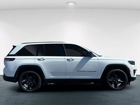 Used 2023 Jeep Grand Cherokee Altitude AWD/4WD image 7