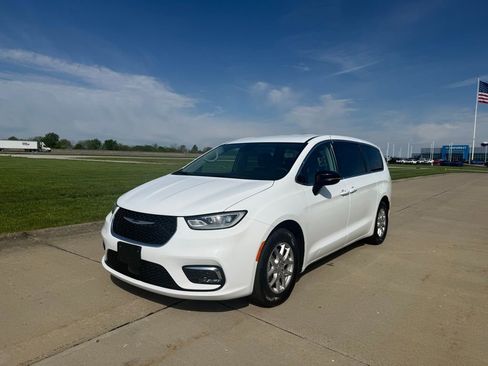 Used 2024 Chrysler Pacifica Touring-L FWD image 10