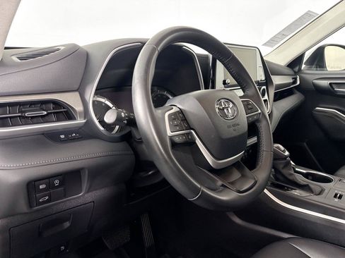 Used 2025 Toyota Highlander XLE AWD/4WD image 4