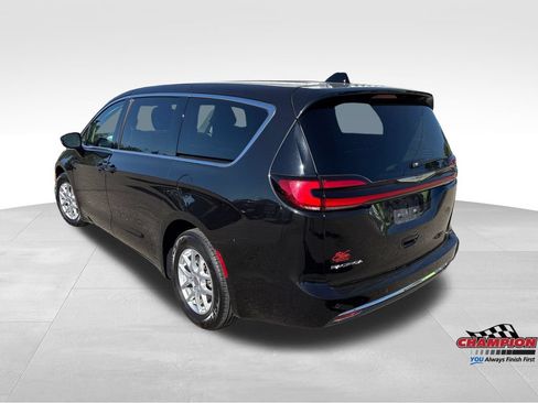 Used 2023 Chrysler Pacifica Touring-L FWD image 8