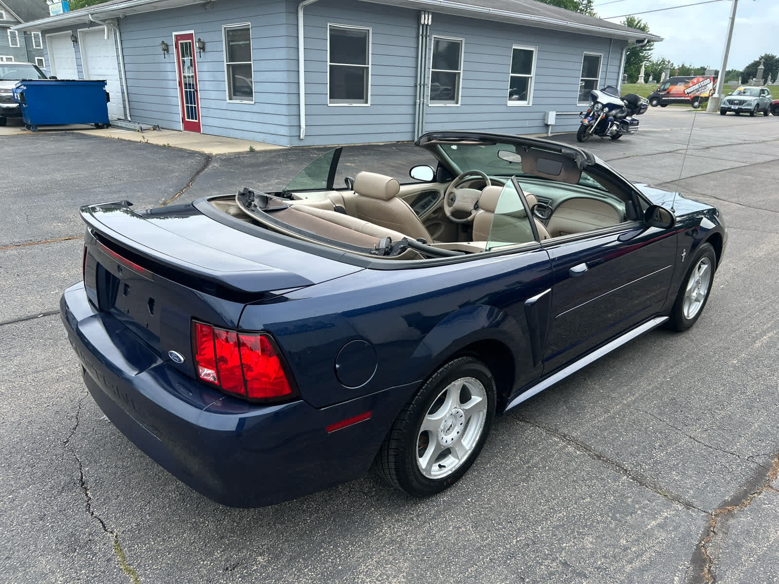 Used 2003 Ford Mustang Convertible RWD image 2