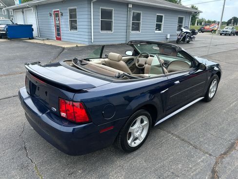 Used 2003 Ford Mustang Convertible RWD image 2