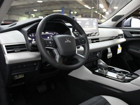 New 2026 Mitsubishi Outlander SE image 5