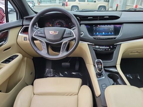 Used 2017 Cadillac XT5 Luxury w/ Driver Awareness Package image 10