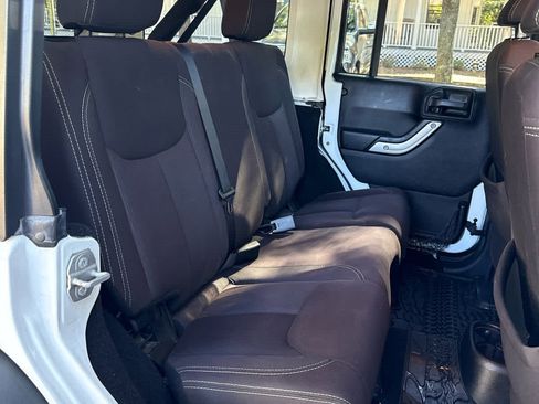 Used 2015 Jeep Wrangler Unlimited Rubicon w/ Connectivity Group image 14