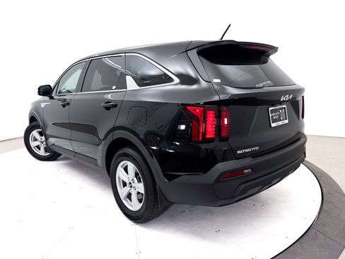 Used 2023 Kia Sorento LX FWD image 2