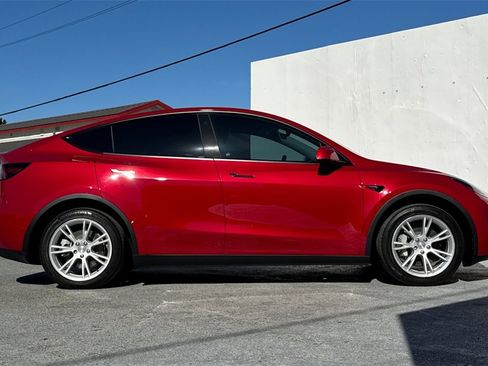 Used 2022 Tesla Model Y Long Range image 3