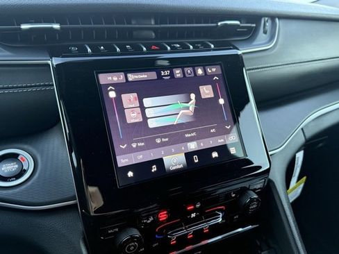 New 2025 Jeep Grand Cherokee Laredo X w/ Luxury Tech Group I image 18