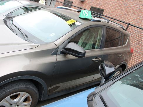 Used 2015 Toyota RAV4 LE FWD image 4