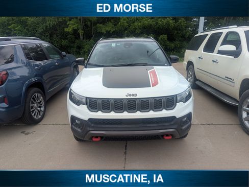 Used 2025 Jeep Compass Trailhawk AWD/4WD image 3