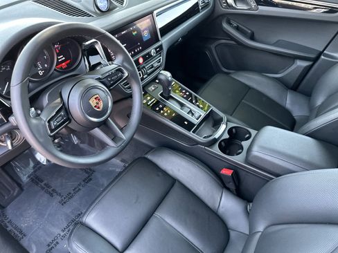 Certified 2025 Porsche Macan AWD/4WD image 4