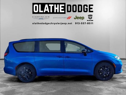 New 2026 Chrysler Pacifica Limited image 28