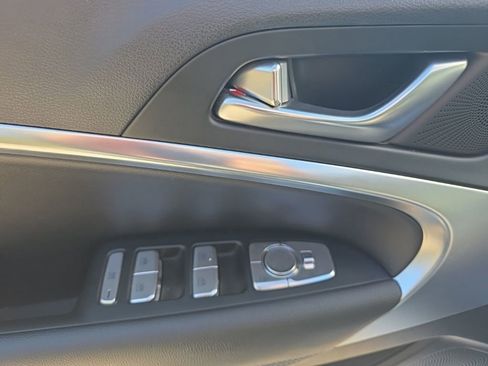 Used 2025 Genesis G70 2.5T image 19