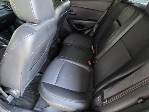 Used 2021 Chevrolet Trax LT w/ LT Convenience Package FWD image 9