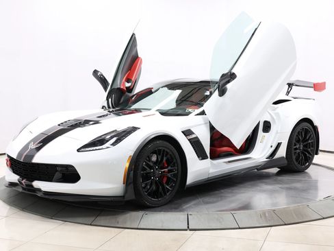 Used 2016 Chevrolet Corvette Z06 w/ 3LZ Preferred Equipment Group RWD image 2