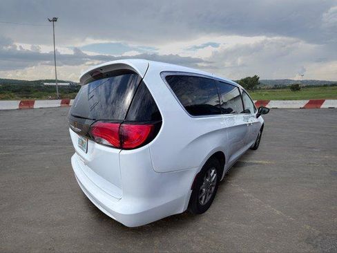 Used 2023 Chrysler Voyager LX FWD image 3