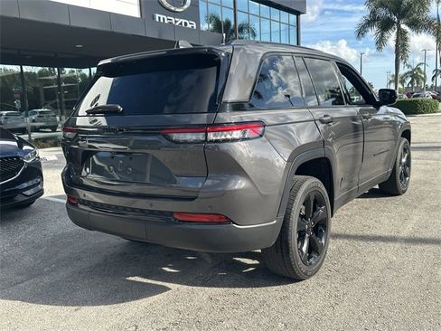 Used 2023 Jeep Grand Cherokee Altitude image 11