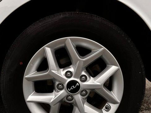 Used 2025 Kia Soul LX w/ LX Technology Package FWD image 16