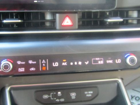 Used 2025 Kia Carnival FWD image 15
