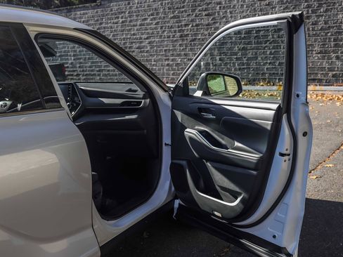 Used 2022 Toyota Highlander XLE image 15