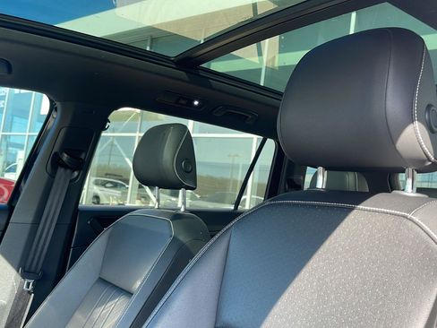 Used 2022 Volkswagen Tiguan SE R-Line AWD/4WD image 8