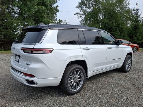 New 2025 Jeep Grand Cherokee L Summit w/ Luxury Tech Group V image 4