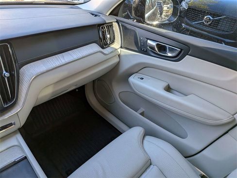 Used 2022 Volvo XC60 B5 Inscription w/ Advanced Package image 18