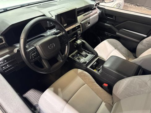 Used 2025 Toyota Tacoma SR5 AWD/4WD image 17