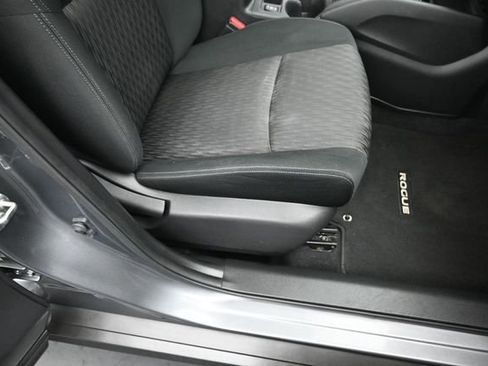 Used 2020 Nissan Rogue SV FWD image 29
