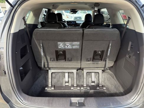 Used 2025 Kia Carnival FWD image 17