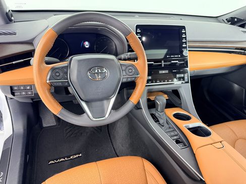 Used 2022 Toyota Avalon Limited w/ Advanced Safety Package FWD image 4