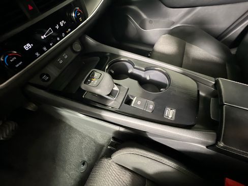Used 2025 Nissan Rogue SV FWD image 25
