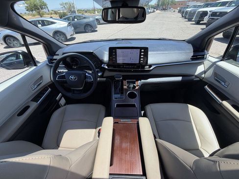 Used 2021 Toyota Sienna XLE FWD image 28