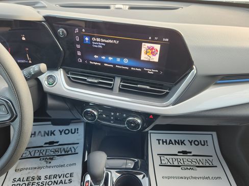 Used 2025 Chevrolet Trax LT image 18