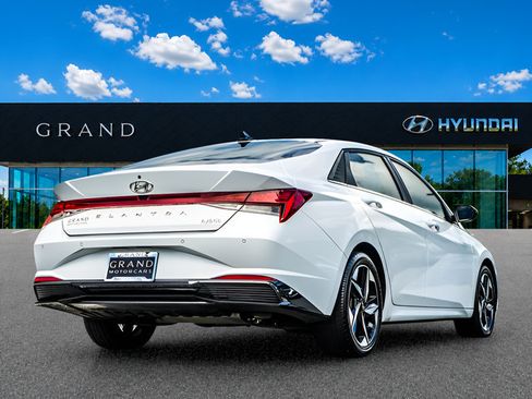 Used 2023 Hyundai Elantra Limited w/ Cargo Package FWD image 6