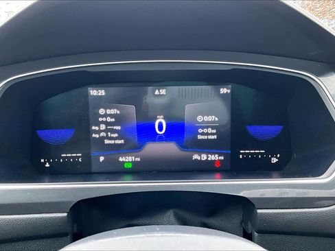 Used 2022 Volkswagen Tiguan SE w/ Panoramic Sunroof Package image 26