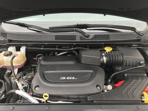 Used 2018 Chrysler Pacifica Touring-L w/ Premium Audio Group image 9