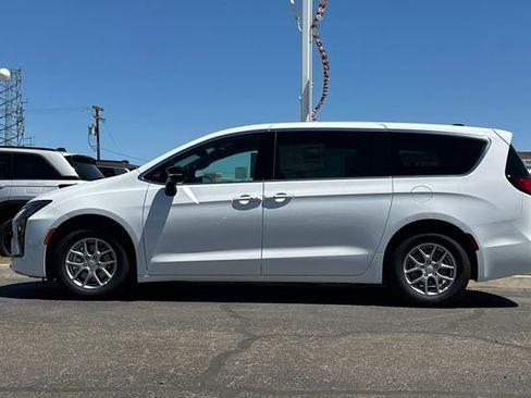 New 2027 Chrysler Pacifica Select FWD image 6