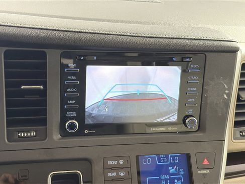 Used 2018 Toyota Sienna XLE image 19