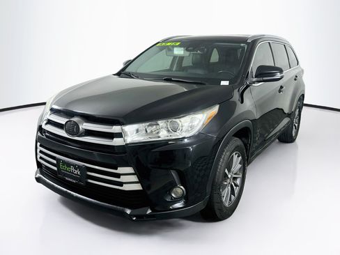 Used 2019 Toyota Highlander XLE FWD image 3